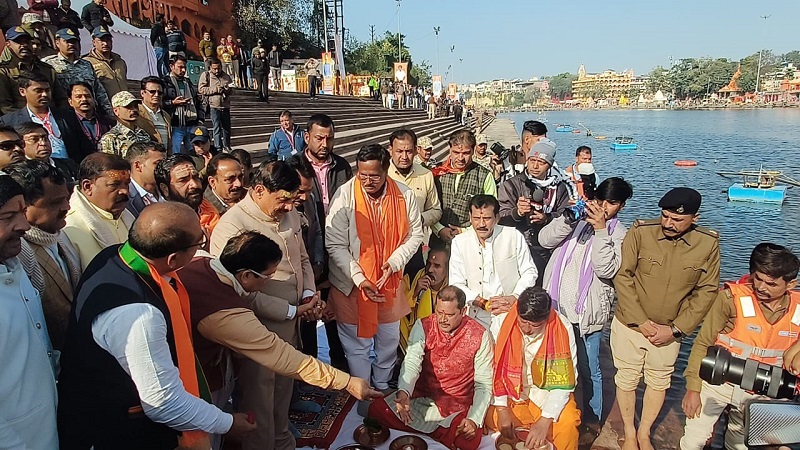 उज्जैनः मुख्यमंत्री डॉ. यादव ने मां क्षिप्रा का पूजन कर महंत सुंदर महाराज से लिया आशीर्वाद