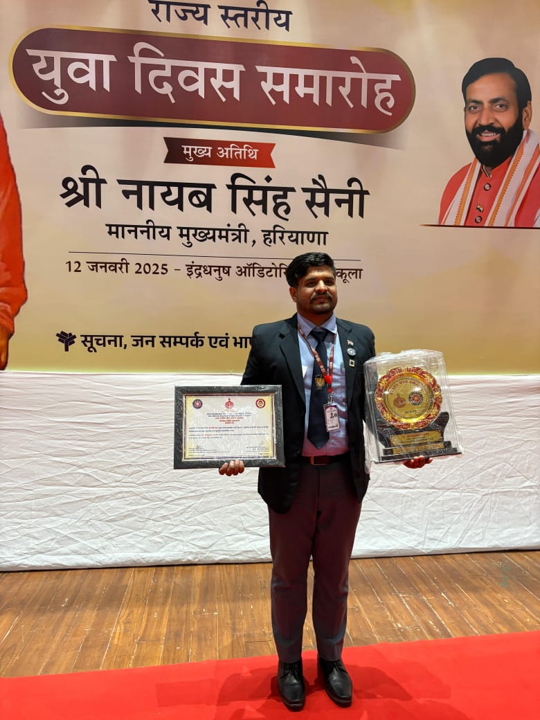 अपने अवॉर्ड के साथ मीनाक्षी कांत अपने अवॉर्ड के साथ मीनाक्षी कांत
