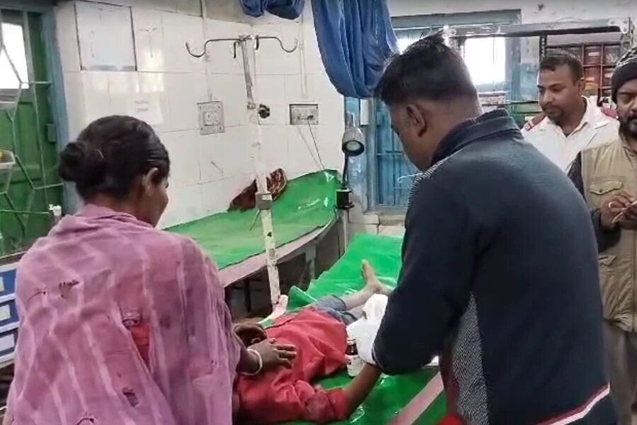 अस्पताल में घायल बच्चा अस्पताल में घायल बच्चा