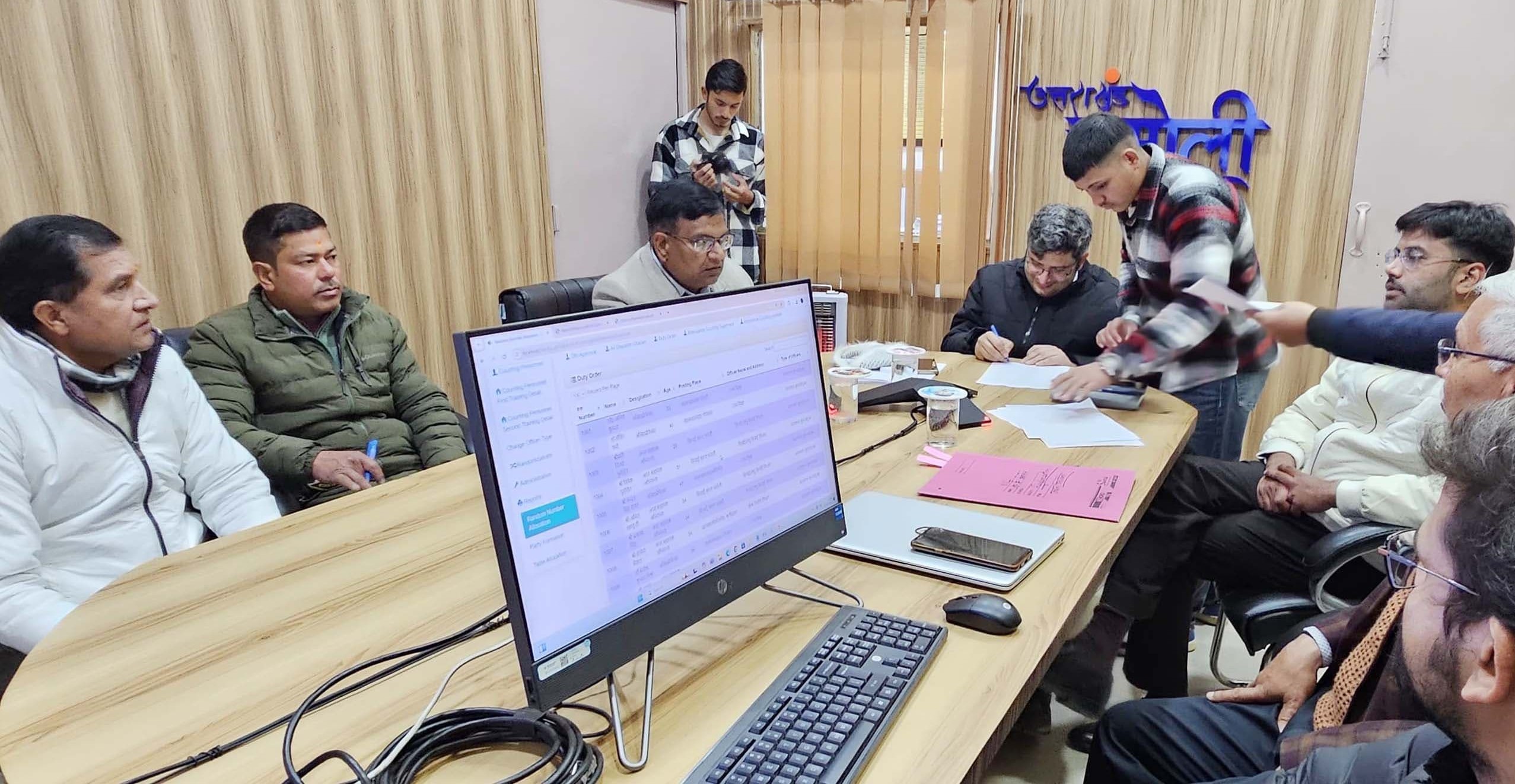 निकाय चुनाव के लिए मतदान कर्मियों का रेंडामाइजेशन करते हुए। निकाय चुनाव के लिए मतदान कर्मियों का रेंडामाइजेशन करते हुए।