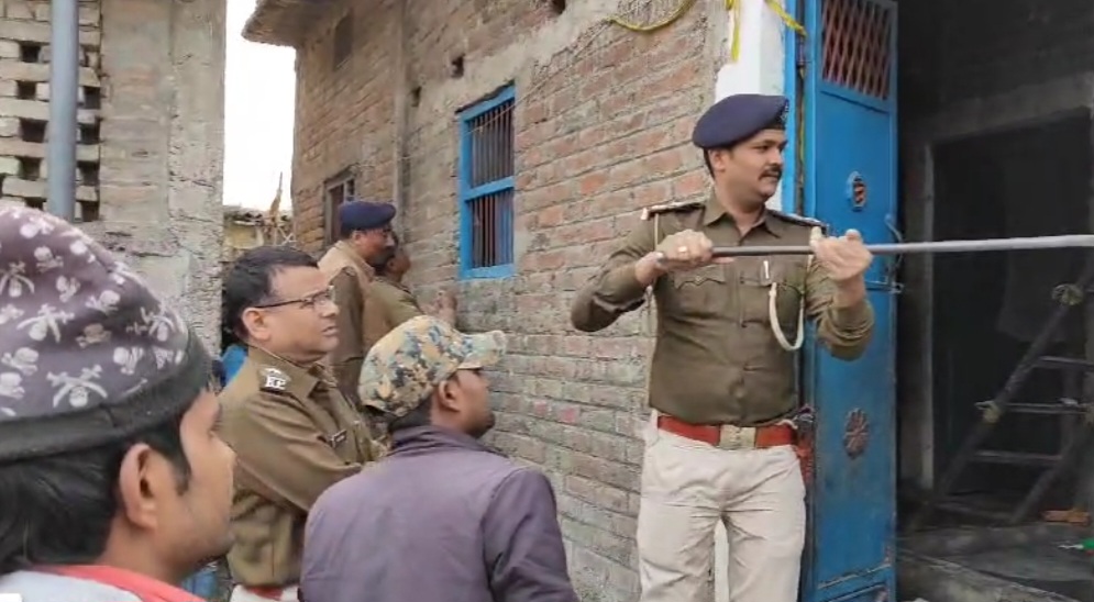 अपराधियो के घर कुर्की करती पुलिस