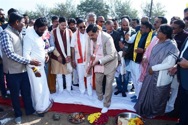 मुख्यमंत्री डॉ. यादव ने गौ-माता मंदिर सेवा स्थल का भूमि-पूजन मुख्यमंत्री डॉ. यादव ने गौ-माता मंदिर सेवा स्थल का भूमि-पूजन