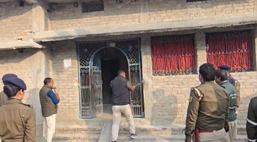 कुर्की करते पुलिस कुर्की करते पुलिस