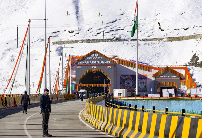 प्रधानमंत्री मोदी जम्मू-कश्मीर के गांदरबल में जेड-मोड़ सुरंग का उद्घाटन करने के लिए पहुंचे श्रीनगर प्रधानमंत्री मोदी जम्मू-कश्मीर के गांदरबल में जेड-मोड़ सुरंग का उद्घाटन करने के लिए पहुंचे श्रीनगर