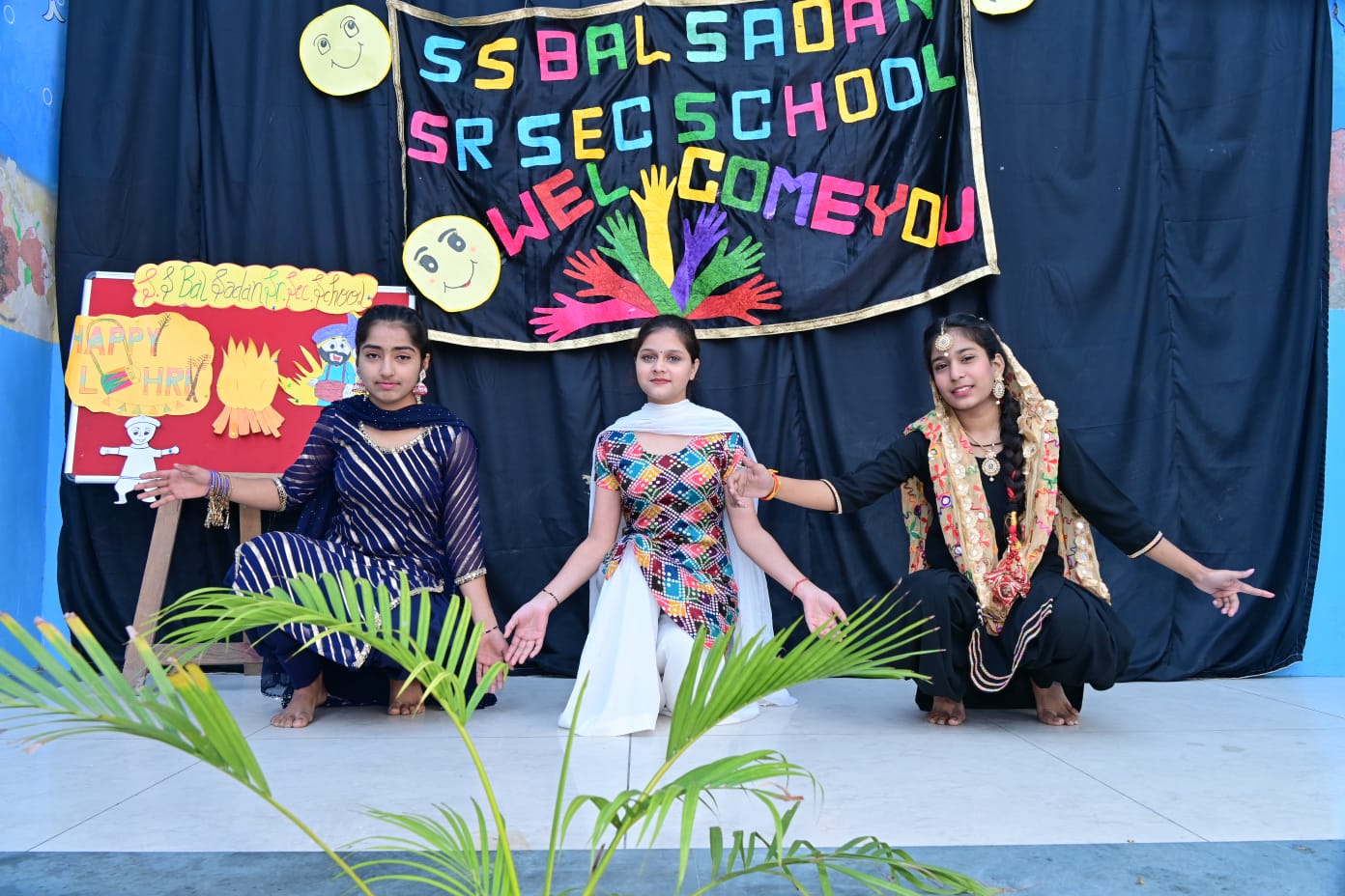 एस एस बाल सदन स्कूल में सांस्कृतिक कार्यक्रम पेश करती छात्राएं एस एस बाल सदन स्कूल में सांस्कृतिक कार्यक्रम पेश करती छात्राएं