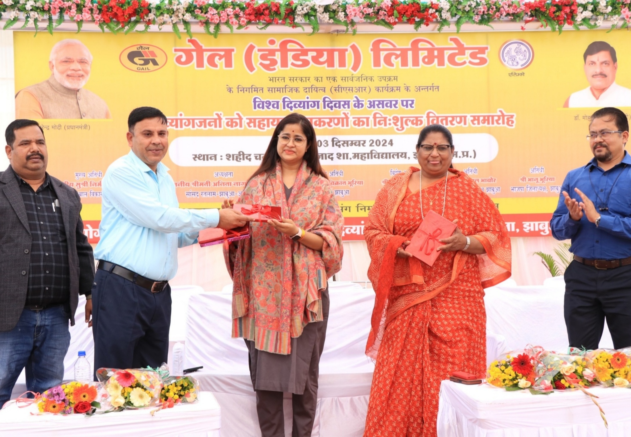 दृष्टि दिव्यांग बाबूलाल जिला कलेक्टर से सम्मान प्राप्त करते हुए दृष्टि दिव्यांग बाबूलाल जिला कलेक्टर से सम्मान प्राप्त करते हुए