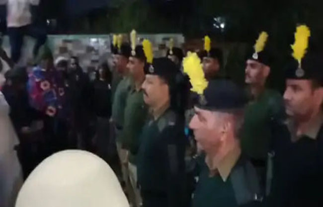 जवान सोनू को बीएसएफ की टुकड़ी अंतिम सलामी देते हुए। जवान सोनू को बीएसएफ की टुकड़ी अंतिम सलामी देते हुए।