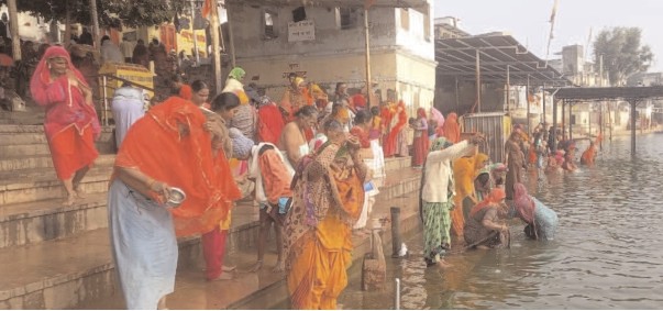 कड़ी ठंड और कोहरे के बीच पौष पूर्णिमा पर पुष्कर सरोवर में श्रद्धालुओं ने लगाई आस्था की डुबकी कड़ी ठंड और कोहरे के बीच पौष पूर्णिमा पर पुष्कर सरोवर में श्रद्धालुओं ने लगाई आस्था की डुबकी