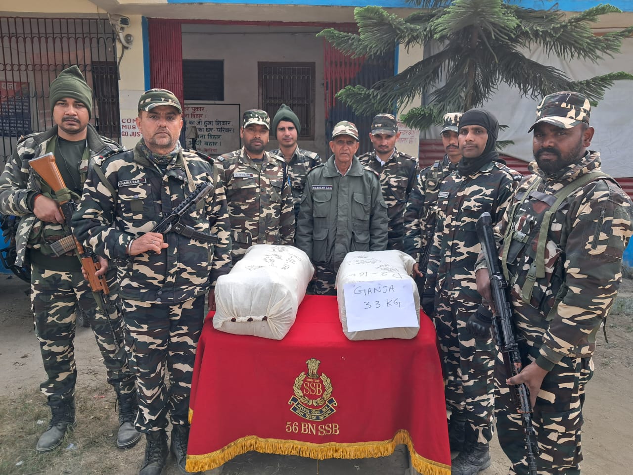 अररिया फोटो:बरामद गांजा के साथ एसएसबी के अधिकारी अररिया फोटो:बरामद गांजा के साथ एसएसबी के अधिकारी