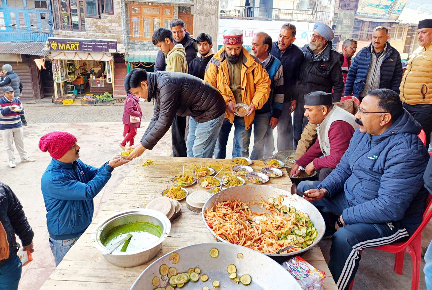 श्रीराम सेवक सभा में खिचड़ी का प्रसाद वितरित करते पूर्व पालिकाध्यक्ष संजीव आर्य। श्रीराम सेवक सभा में खिचड़ी का प्रसाद वितरित करते पूर्व पालिकाध्यक्ष संजीव आर्य।