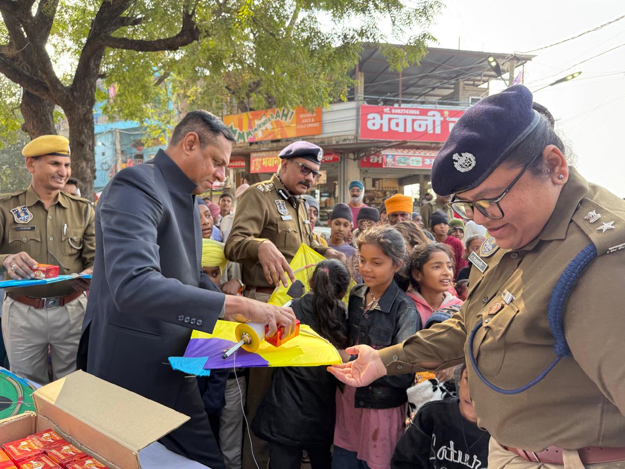 जयपुर पुलिस अनूठे तरीके से मनाई मकर संक्रांति जयपुर पुलिस अनूठे तरीके से मनाई मकर संक्रांति