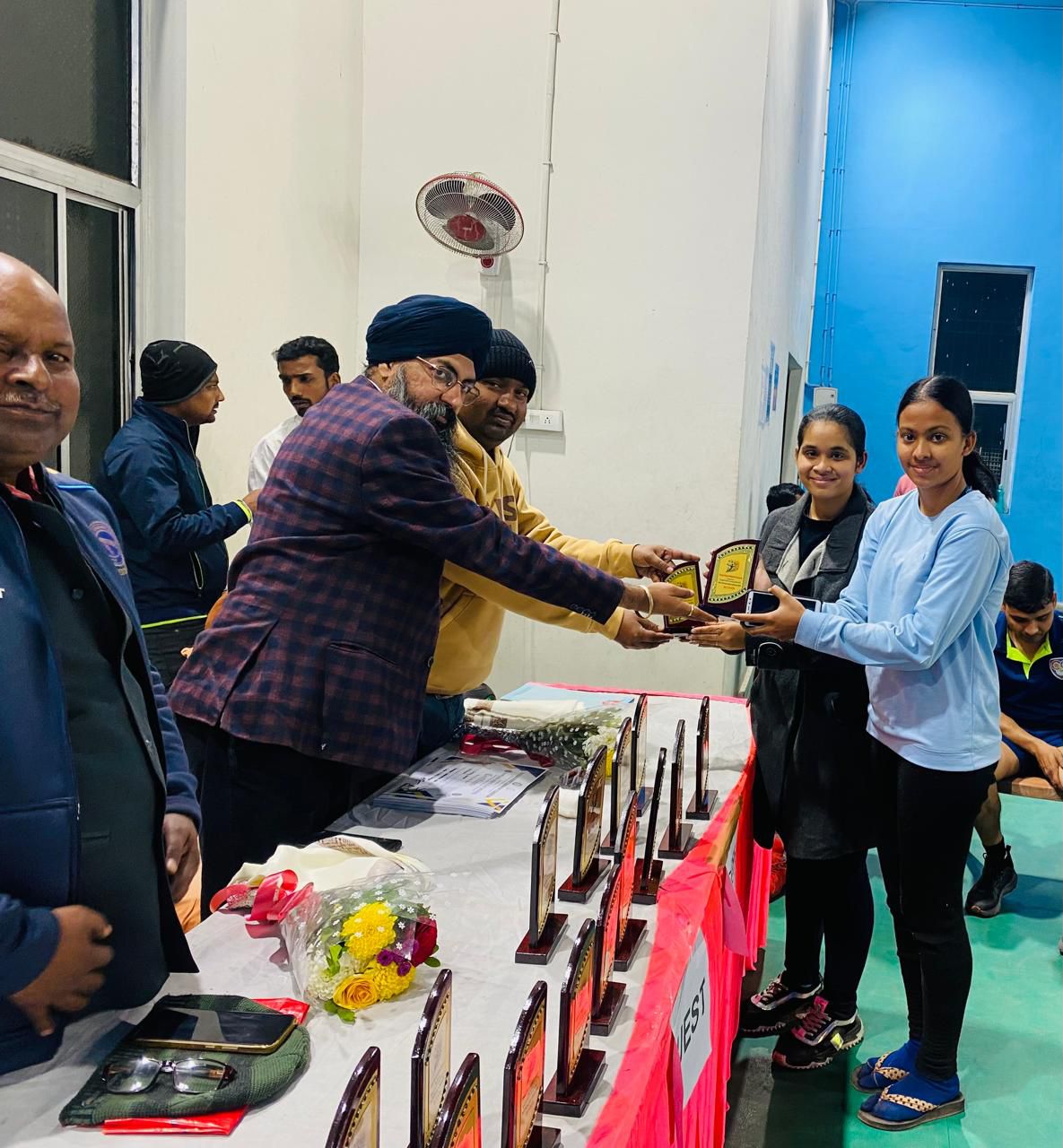 उपविजेता को सम्मानित करते अतिथि उपविजेता को सम्मानित करते अतिथि