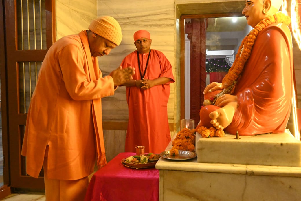 *मकर संक्रांति पर श्रीनाथ जी का विधिविधान से पूजन कर गोरक्षपीठाधीश्वर ने की प्रदेशवासियों के सुखमय जीवन की कामना*