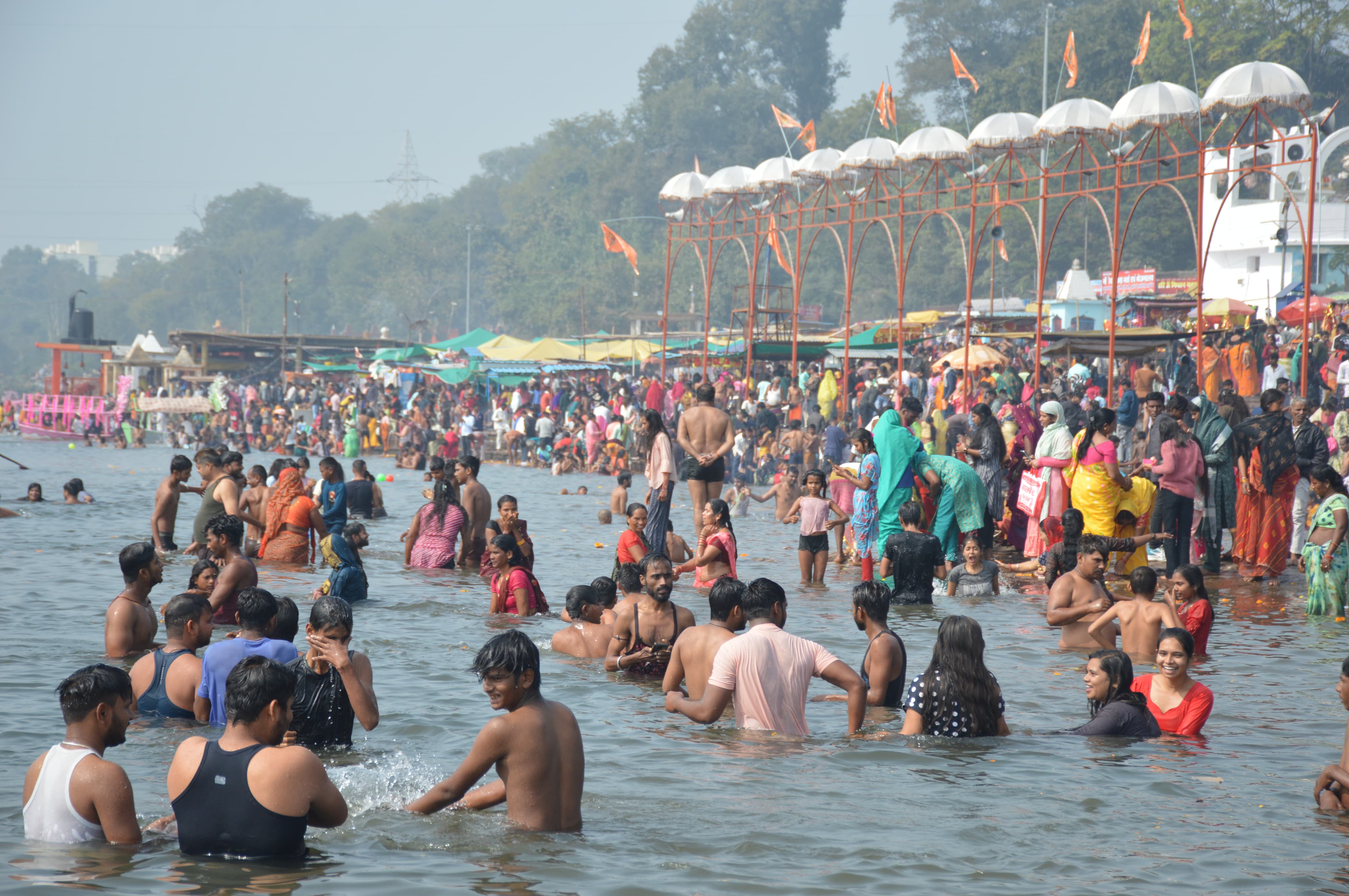 संक्रांति पर्व अवसर पर लाखों श्रद्धालुओं ने नर्मदा में लगाई डुबकी संक्रांति पर्व अवसर पर लाखों श्रद्धालुओं ने नर्मदा में लगाई डुबकी