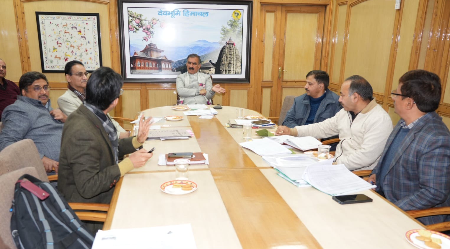 एचआरटीसी की समीक्षा करते सीएम एचआरटीसी की समीक्षा करते सीएम