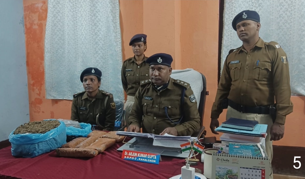 जानकारी देती पुलिस