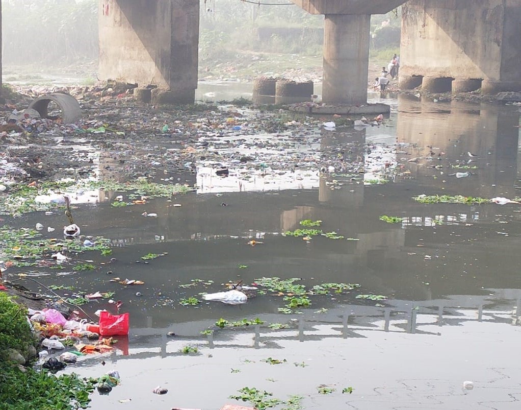 मुरादाबाद में मकर संक्रांति  पर दिल्ली राेड पर गांगन नदी में पसरी गंदगी