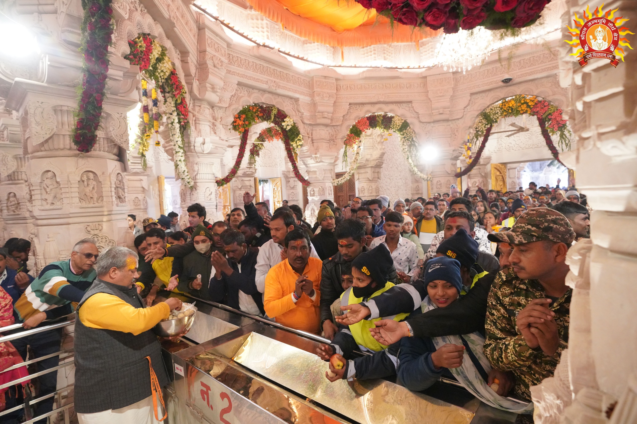 श्रीराम लला के छप्पन भोग का प्रसाद श्रद्धालुओं में हो रहा हैं वितरित