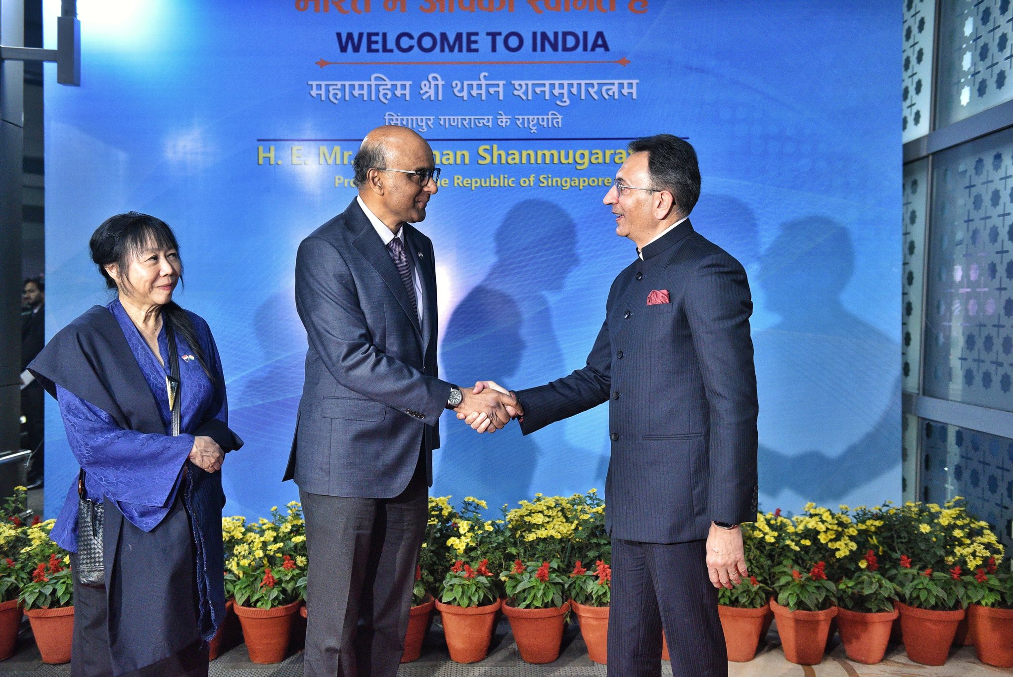 एयरपोर्ट पर राष्ट्रपति का स्वागत करते केन्द्रीय मंत्री जितिन प्रसाद एयरपोर्ट पर राष्ट्रपति का स्वागत करते केन्द्रीय मंत्री जितिन प्रसाद