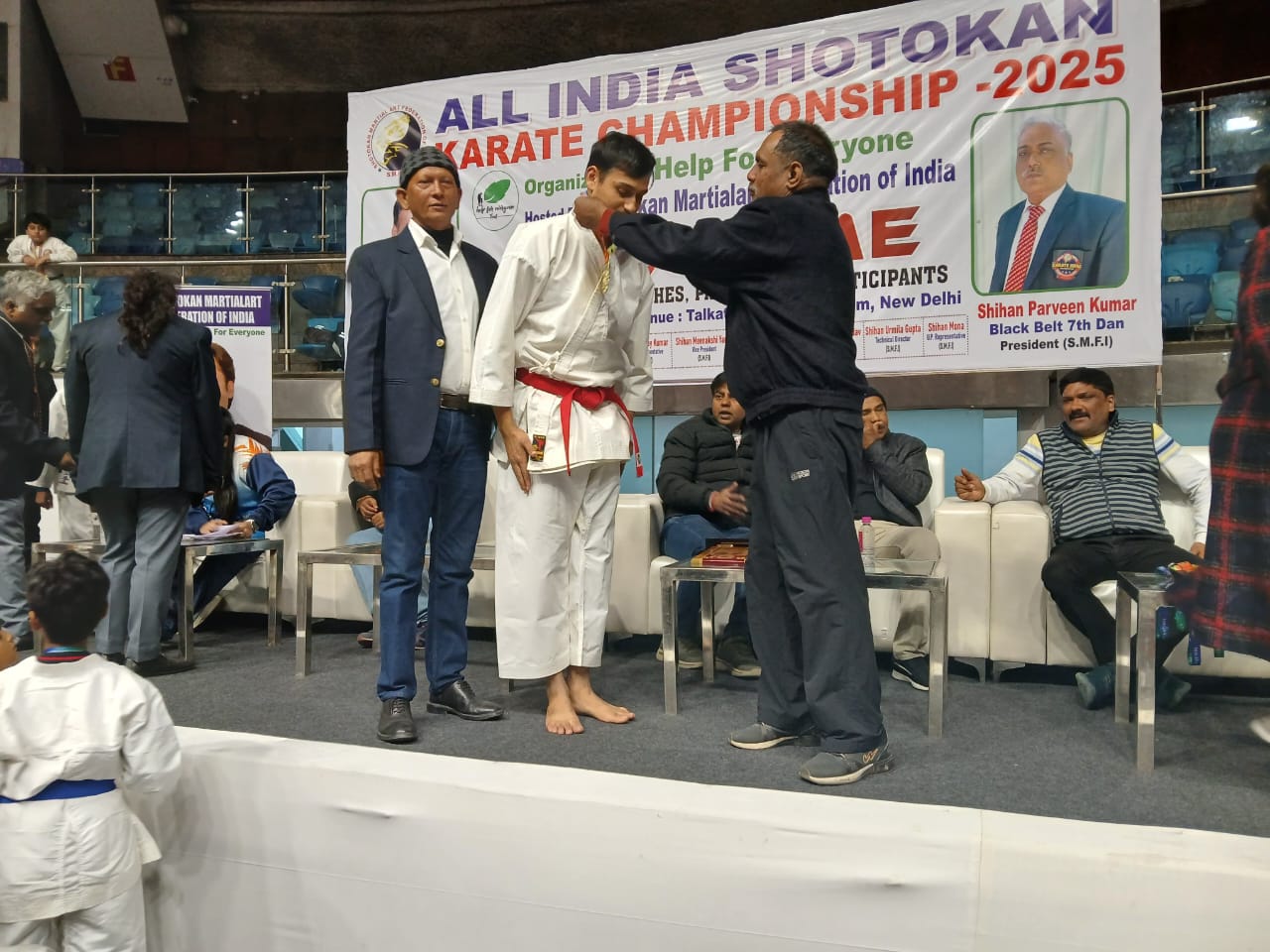 अररिया फोटो:आदित्य ठाकुर को स्वर्ण पदक देते अररिया फोटो:आदित्य ठाकुर को स्वर्ण पदक देते