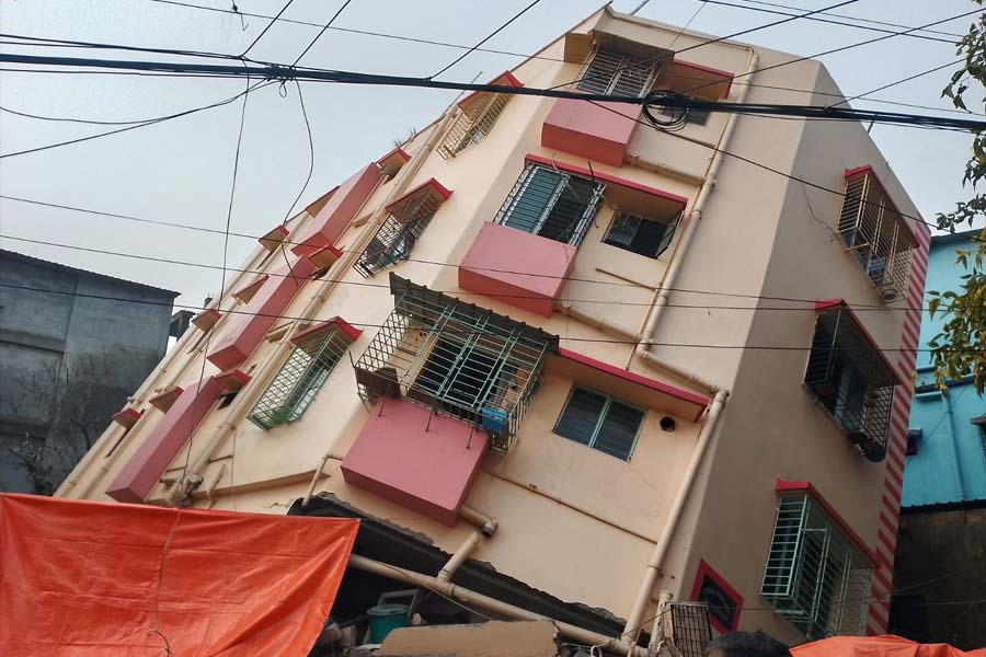 झुकी हुई इमारत झुकी हुई इमारत