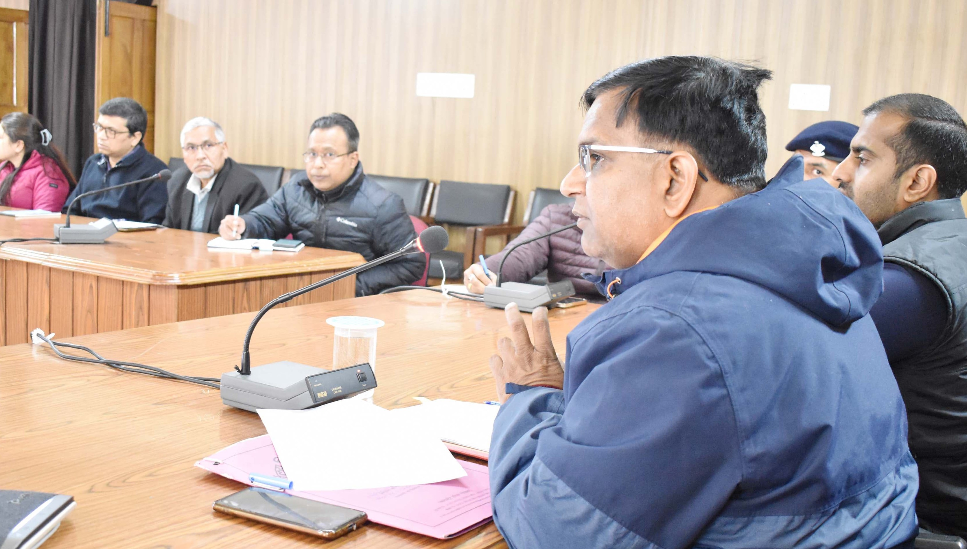 गोपेश्वर में गणतंत्र दिवस की तैयारियों को लेकर बैठक लेते हुए एडीएम।