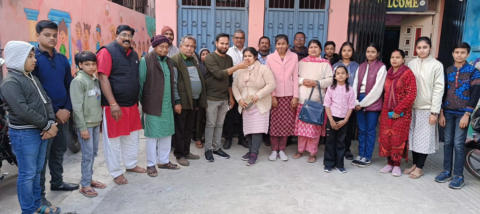 अररिया फोटो:पिंकी दास की सफलता पर बढ़ाई देते लोग अररिया फोटो:पिंकी दास की सफलता पर बढ़ाई देते लोग