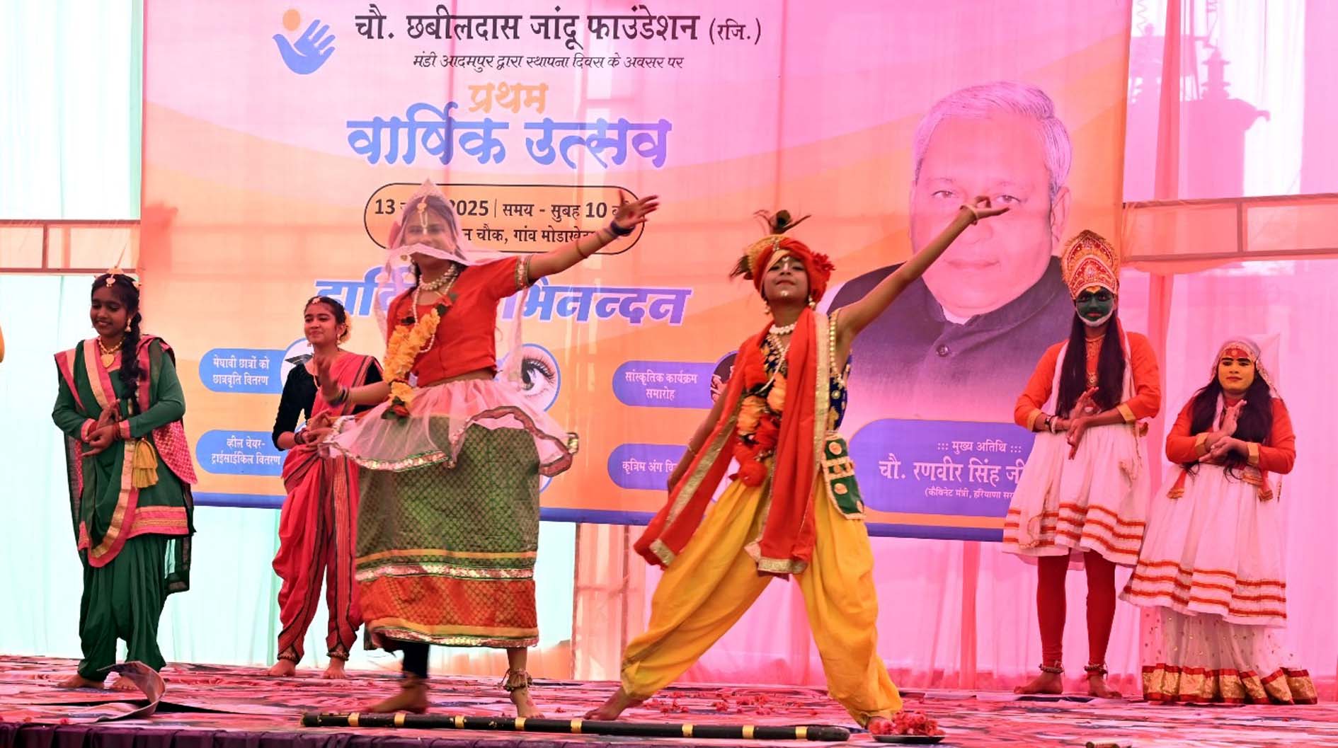 कार्यक्रम प्रस्तुत करती छात्राएं। कार्यक्रम प्रस्तुत करती छात्राएं।