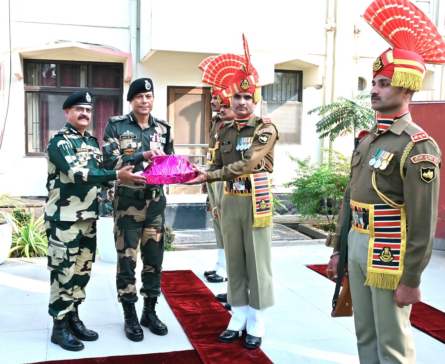 असमः महानिदेशक सीसुब का स्वागत करते सीसुब गुवाहाटी फ्रंटियर के महानिरीक्षक। असमः महानिदेशक सीसुब का स्वागत करते सीसुब गुवाहाटी फ्रंटियर के महानिरीक्षक।