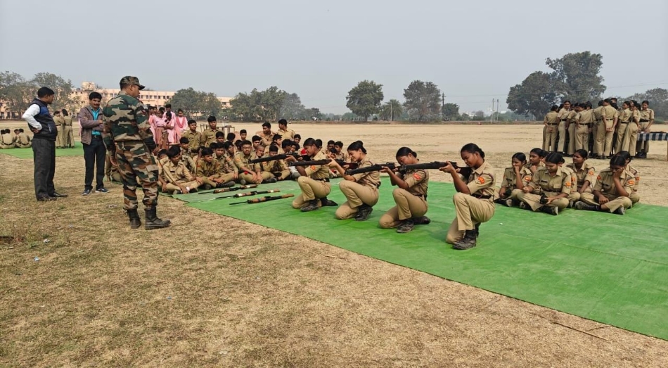 एनसीसी कैडेट को राइफल चलाने का प्रशिक्षण लेते हुए। एनसीसी कैडेट को राइफल चलाने का प्रशिक्षण लेते हुए।