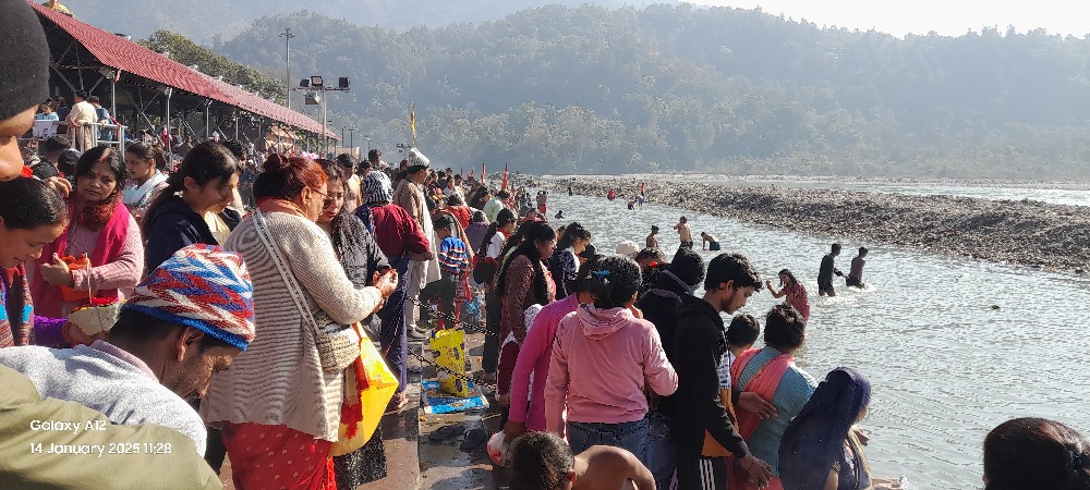 मकर संक्रांति पर श्रद्धालुओं ने लगाई आस्था मकर संक्रांति पर श्रद्धालुओं ने लगाई आस्था