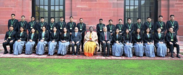 राष्ट्रपति द्रौपदी मुर्मु मंगलवार को राष्ट्रपति भवन में आईएसएस 2024 बैच के प्रोबेशनर्स के एक समूह के साथ से राष्ट्रपति द्रौपदी मुर्मु मंगलवार को राष्ट्रपति भवन में आईएसएस 2024 बैच के प्रोबेशनर्स के एक समूह के साथ से