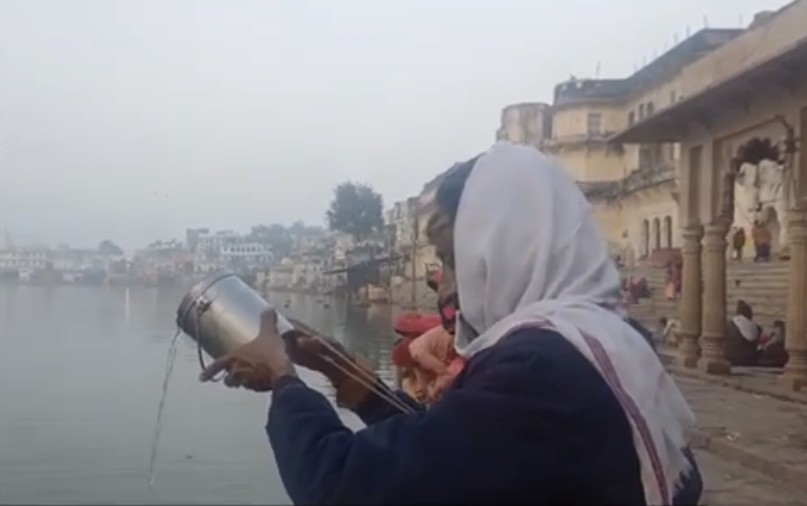 पुराने वराह मंदिर पर धर्मराज की पूजा अर्चना कर एक कटोरी राई की अर्पित