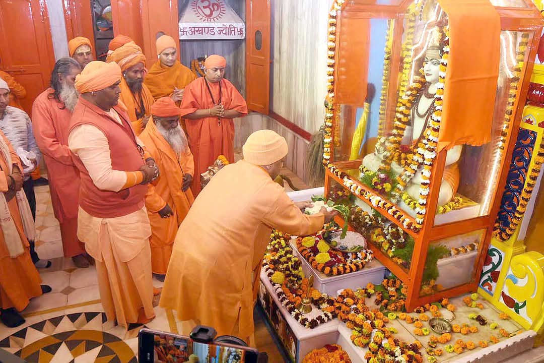 *मकर संक्रांति पर श्रीनाथ जी का विधिविधान से पूजन कर गोरक्षपीठाधीश्वर ने की प्रदेशवासियों के सुखमय जीवन की कामना*