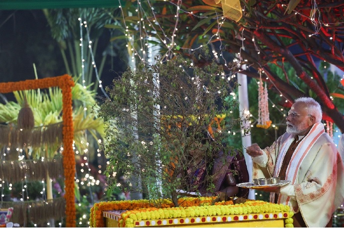 प्रधानमंत्री नरेन्द्र मोदी दिल्ली में सोमवार शाम लोहड़ी के कार्यक्रम में। प्रधानमंत्री नरेन्द्र मोदी दिल्ली में सोमवार शाम लोहड़ी के कार्यक्रम में।