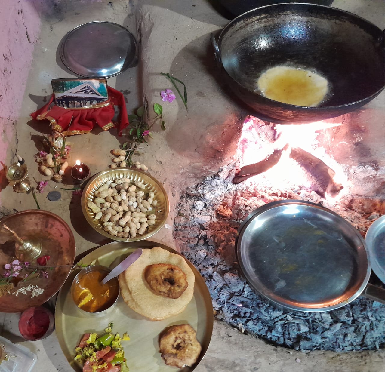 मकर संक्रांति और लोहड़ी के अवसर पर तैयार पकवान देवताओं को अर्पित करते हुए। मकर संक्रांति और लोहड़ी के अवसर पर तैयार पकवान देवताओं को अर्पित करते हुए।