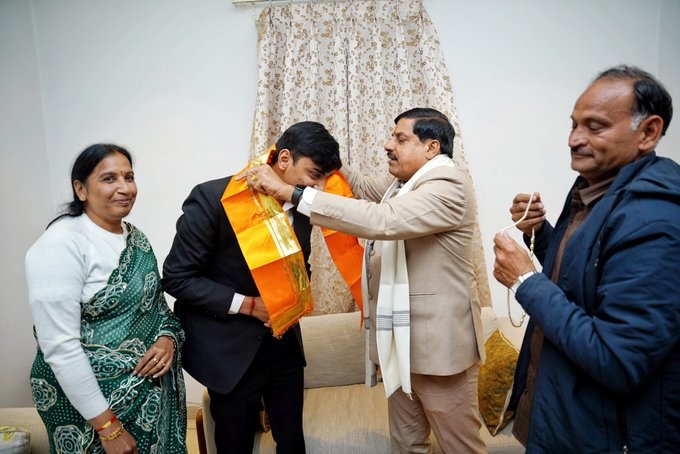 अक्षत को अंगवस्त्र पहनाकर सम्मानित करते हुए मुख्यमंत्री डॉ. मोहन यादव अक्षत को अंगवस्त्र पहनाकर सम्मानित करते हुए मुख्यमंत्री डॉ. मोहन यादव
