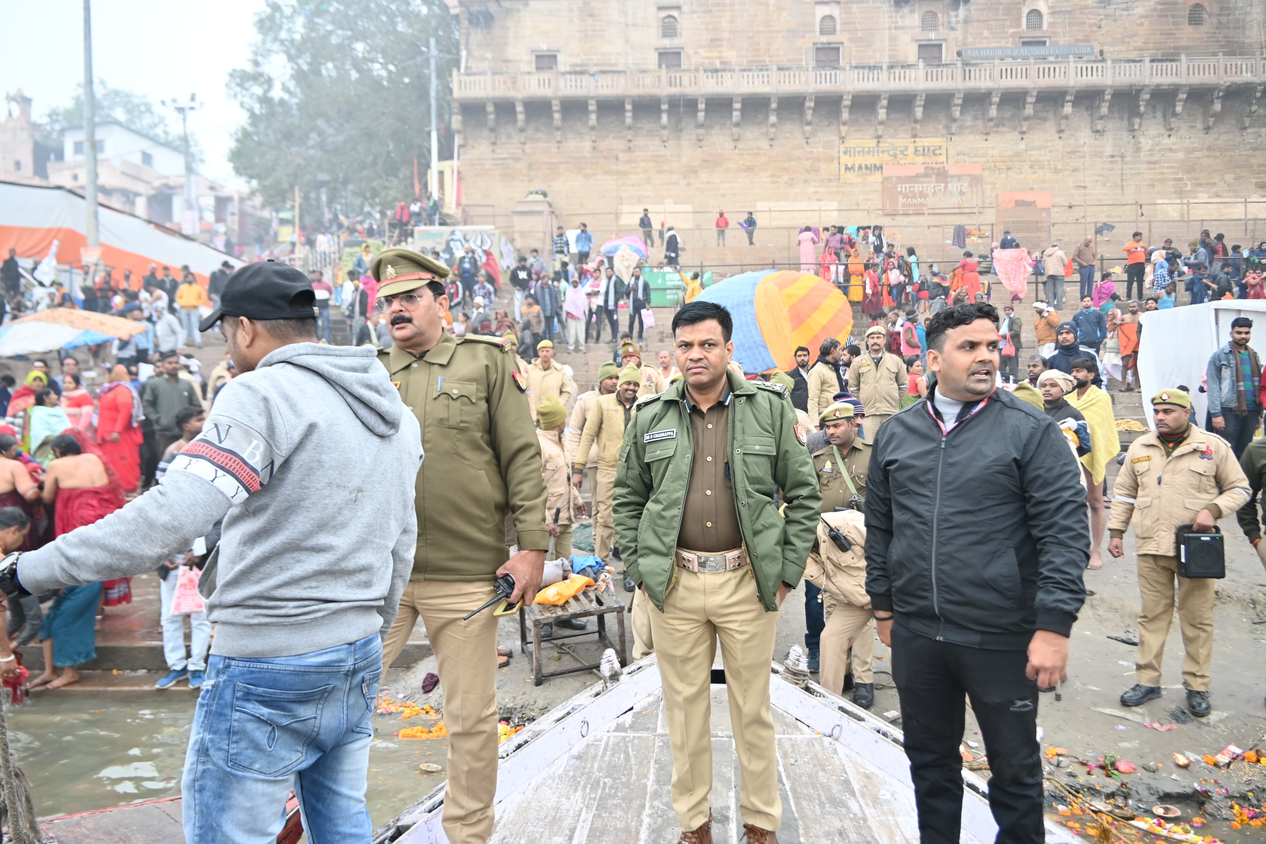 सुरक्षा व्यवस्था का जायजा लेते अपर पुलिस आयुक्त, कानून एवं व्यवस्था: फोटो बच्चा गुप्ता सुरक्षा व्यवस्था का जायजा लेते अपर पुलिस आयुक्त, कानून एवं व्यवस्था: फोटो बच्चा गुप्ता
