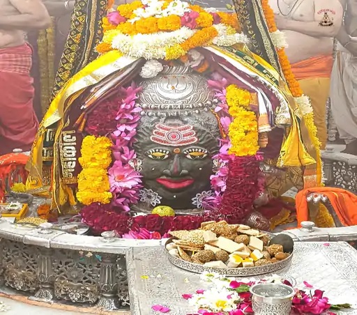 भगवान महाकाल को तिल के लड्डुओं का भोग लगाया गया