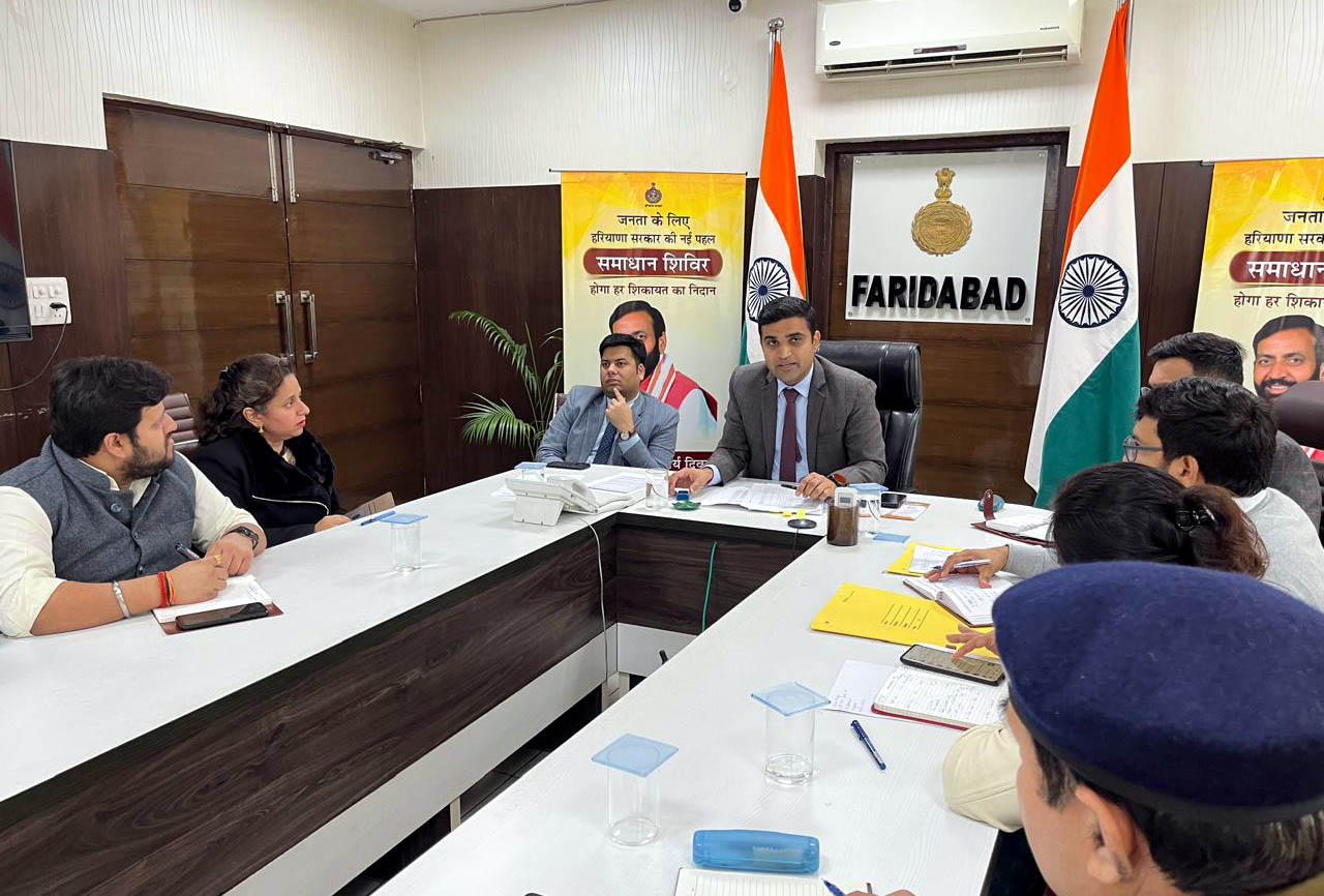 गुरुद्वारा प्रबंधक कमेटी के चुनावों को लेकर मीटिंग लेते डीसी विक्रम सिंह