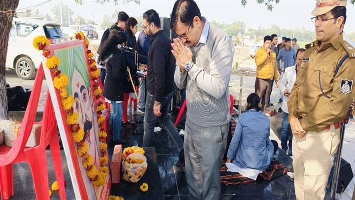 सीहोरः प्रथम स्वतंत्रता संग्राम के अमर शहीदों को दी गई श्रद्धांजलि सीहोरः प्रथम स्वतंत्रता संग्राम के अमर शहीदों को दी गई श्रद्धांजलि