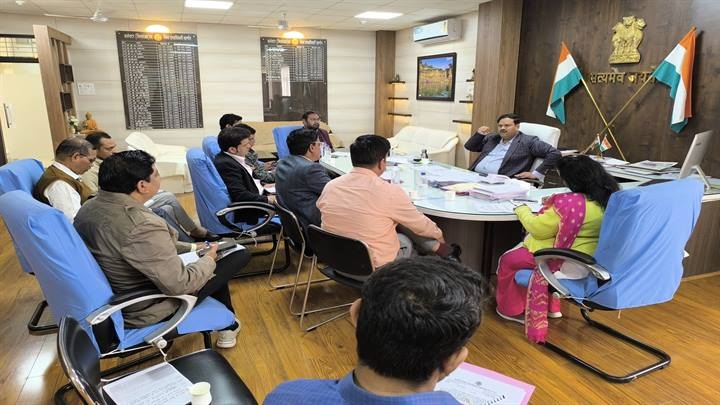 कैबिनेट बैठक को लेकर कलेक्टर ने ली अधिकारियों की बैठक कैबिनेट बैठक को लेकर कलेक्टर ने ली अधिकारियों की बैठक