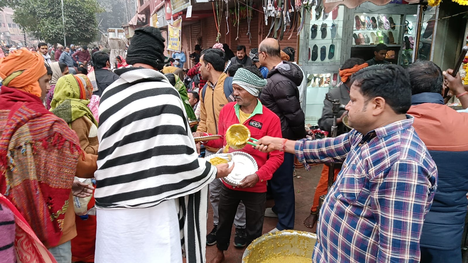 वाराणसी में गंगा स्नान करते श्रद्धालु: फोटो बच्चा गुप्ता वाराणसी में गंगा स्नान करते श्रद्धालु: फोटो बच्चा गुप्ता