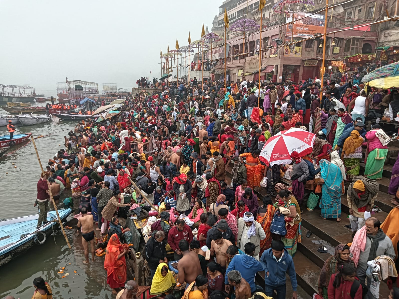 वाराणसी में गंगा स्नान करते श्रद्धालु: फोटो बच्चा गुप्ता वाराणसी में गंगा स्नान करते श्रद्धालु: फोटो बच्चा गुप्ता