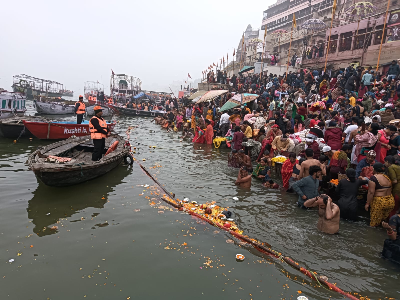 वाराणसी में गंगा स्नान करते श्रद्धालु: फोटो बच्चा गुप्ता वाराणसी में गंगा स्नान करते श्रद्धालु: फोटो बच्चा गुप्ता