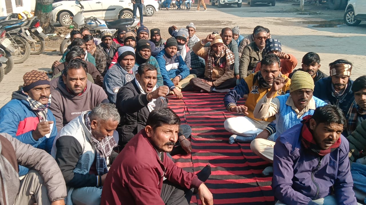 प्रदर्शन करते कर्मी प्रदर्शन करते कर्मी