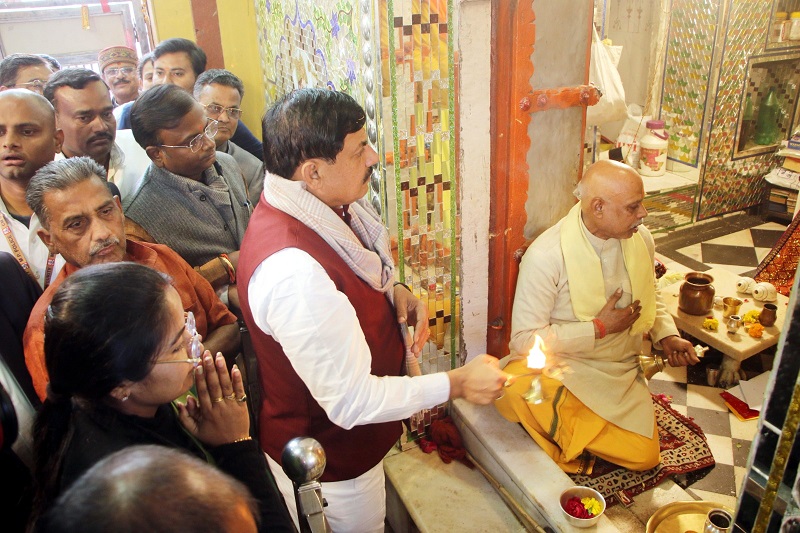 मुख्यमंत्री ने कामतानाथ मंदिर में पूजा-अर्चना की मुख्यमंत्री ने कामतानाथ मंदिर में पूजा-अर्चना की