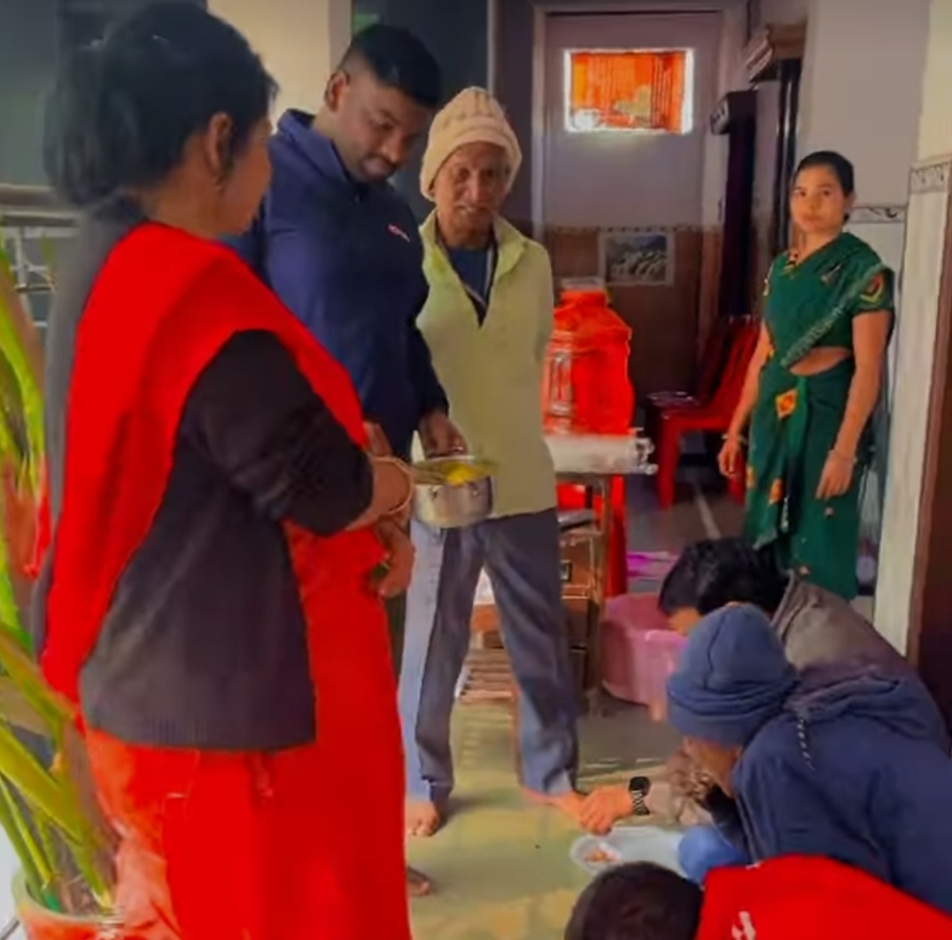 दही चूड़ा खाते लोग दही चूड़ा खाते लोग