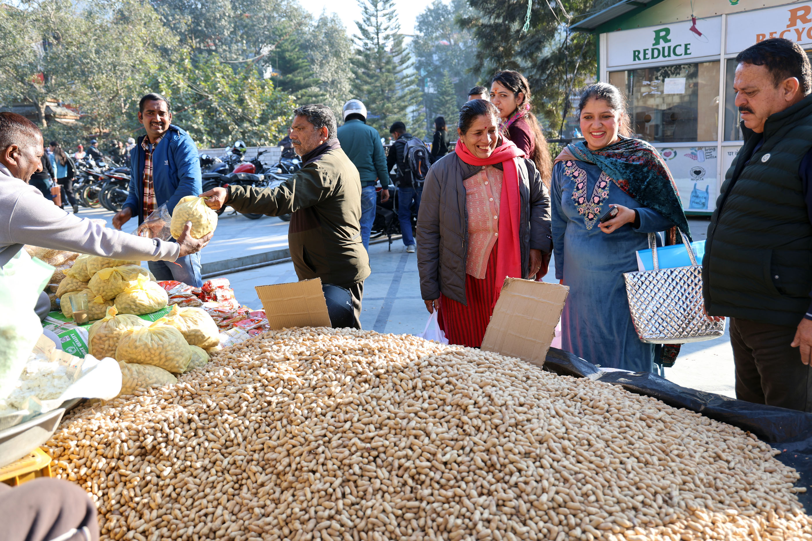 मंडी में लोहड़ी पर खरीददारी करते लोग। मंडी में लोहड़ी पर खरीददारी करते लोग।