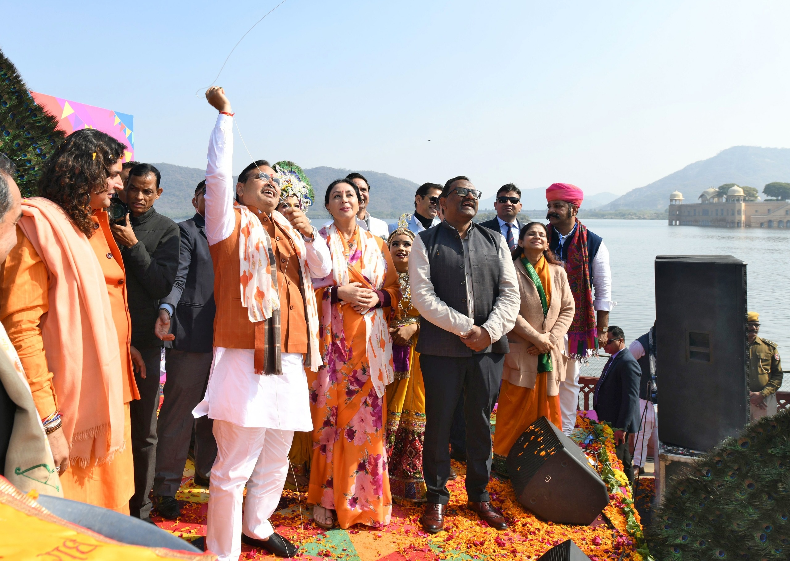 जल महल की पाल पर पतंग उत्सव (काइट फेस्टिवल) का ग़ुब्बारे एवं पतंग उड़ाकर शुभारंभ जल महल की पाल पर पतंग उत्सव (काइट फेस्टिवल) का ग़ुब्बारे एवं पतंग उड़ाकर शुभारंभ